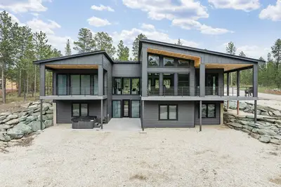 Image de Incredible 2-Level Modern Lodge w/ Paved Road, Hot Tub, Open Living, Clubhouse