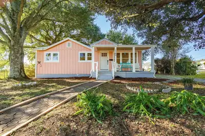 Image de Cozy Coastal Retreat: Charming 2-Bedroom Cottage in Morehead City!