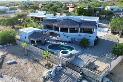 Coastal Paradise: Pool & Hottub