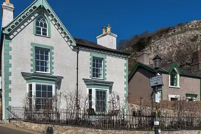 Image de Charming Grade Ii Listed Retreat Next to Orme Tramway, at the Foot of Great Orme
