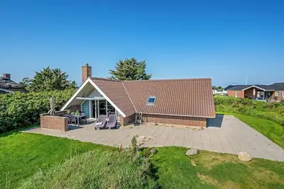 Image de Just 500 meters from both the sea and the town, this lovely, well-maintained holiday home is.