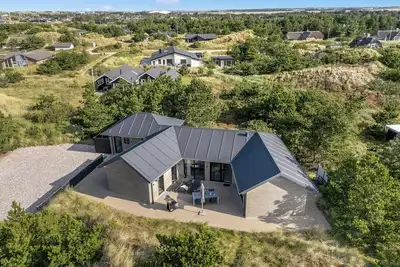 Stylish activity house from 2018, on a large hilly plot in Søndervig.