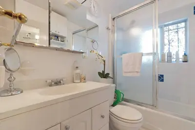 Image de Cozy bungalow in charming Venice with WiFi, Ac, heating, washer and dryer.