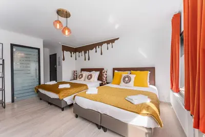 Image de Our Giant Chocolate Donut Room by Homer Simpson - Perfect for up to 4 guests.