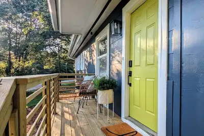 Image de Three Bedroom. Outdoor Space. Game Room. Walk to Stadium and College Town.