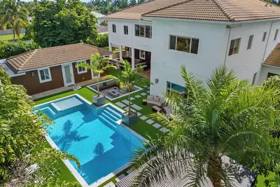 Image de Villa Tortuga: 10 Br 9, 500 sq. ft Extravagant Miami Estate w pool, movie theater