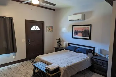 Image de Charming cottage in enchanting Savannah with WiFi, Ac