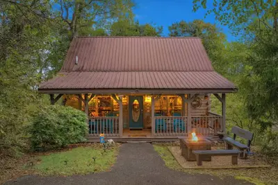 Image de Charming cabin with Firetable, Hot tub, WiFi in peaceful Sevierville