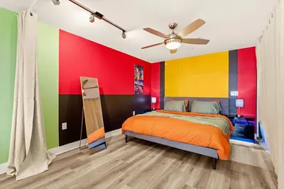 Image de Six Flags/The Rim - Chic Modern Studio, King Bed