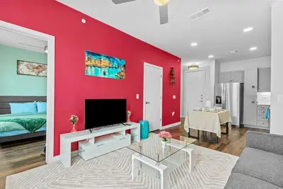 Image de Tranquil Romance-Tower+Pool View, King & Free Park