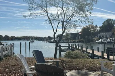 Image de Chesapeake Charm! Waterfront Property! Hot Tub! Grill - Beautiful 4 Br/3. 5 Bath