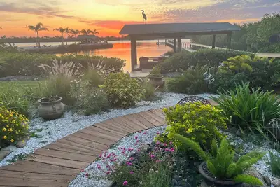 Image de New Listing! Exceptional Waterfront Home near Nsb