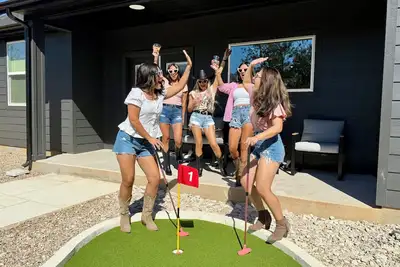 Image de The Babe Cave: Beauty Bar, Mini Golf, & Ig Worthy