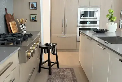 Image de Luxury Lakeside Escape – Brand New 2 bed/2 bath Furnished Condo, patio to pool!