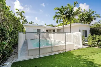 Image de Stunning Full Glatt Kosher House with Heated Pool!