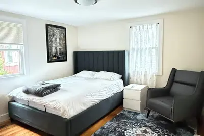 Image de super convenient  3-bedroom 2-bath house with Backyard in Boston