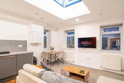 Image de Moderne-Appartement-Salle de bain privée séparée-Vue sur Rue-Free Private Par. . .