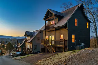 Image de Luxury cabin near Smoky Mtns National Park. Indoor pool, HotTub, Game Rm, Wifi.