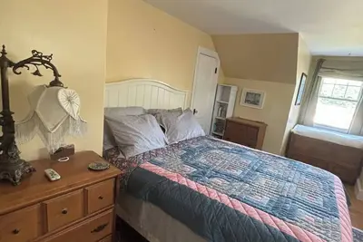 Image de Experience Classic Charm in a Cozy 115-Year-Old Colonial