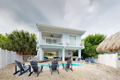 Cozy home with water access, private pool, dock, wifi, central a/c, balcony