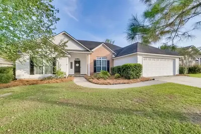 Image de Cozy Family Home with Spacious Backyard, Screened Patio, and Jetted Tub