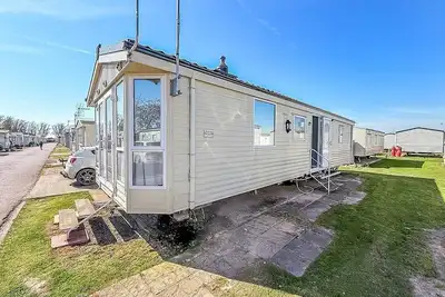 Image de 4 berth caravan for hire near on-site amenities in Essex ref 28115g