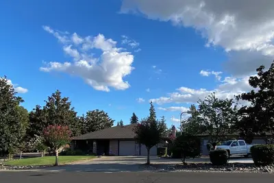 Image de Our Magnolia Ranchette is both charming & spacious.