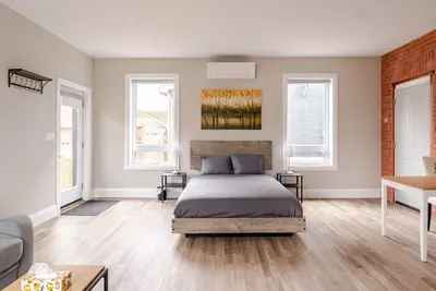 Image de Single Bachelor unit en-suite Across from Google