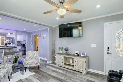 Image de Rustic Modern Home w/ Luxurious Gazebo