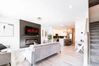 Image de Modern Retreat-3 King Beds-Garage-WiFi-Sleeps 10!