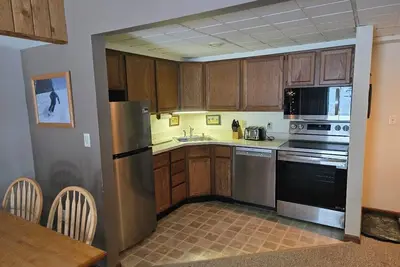 Image de Location, location, location. Walk to the slopes or ride the free shuttle.