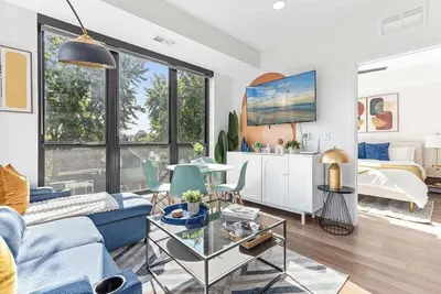 Image de Modern Apt with Rooftop & Skyline Views