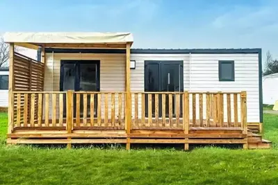 Image de Mobil-home | Premium | 2 Ch. | 4 pers. | Terrasse surélevée | A/C | Tv