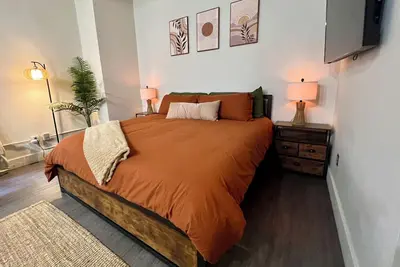 Image de Boho Haven with Free Parking, Wifi and King Bed, Walk to Clubs, U of A and Food