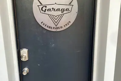 Image de 1929 Man cave apartment with 1 bedroom and Ac, fiber optic WiFi in Hillsdale