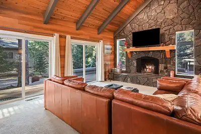 Image de 15 Blue Grouse - Serene, Hot Tub, Sauna, Fireplace, Sharc, A/C, So Many Amenities!