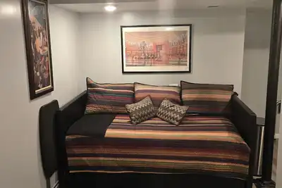 Stand Alone Studio, Free Off Street Parking, Walkable 2 Downtown, Beautiful Area
