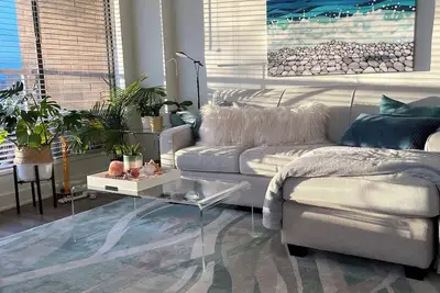 Image de Stylish, one-bedroom waterfront apartment with beautiful views!