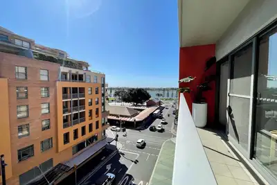 Image de City Beach on Watt - In Newcastle Cbd & walking distance to beaches.