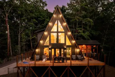 Image de Custom A-Frame / King Beds / Prime Location!