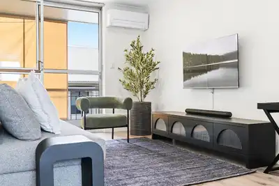 Image de Elegant 2-Bed with Balcony by Parks and Amenities