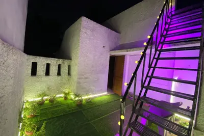 Image de Charming 4bhk Duplex in South Delhi. Pet-friendly. Rustic charm, modern comfort.