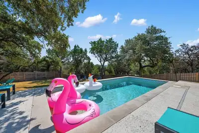 Image de Custom Home Near Lake Travis w/Pool, Hot tub, fire pit, grill, games room and putting area