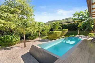 Image de Luxurious Home with Bright, Modern Design and Private Infinity Pool in High-End Community