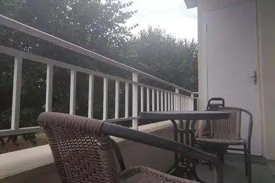 Image de Appartement près de la gare en face d'un square arboré