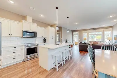 Image de Modern 2-Story Home with  Golf Cart! ⛳🚘