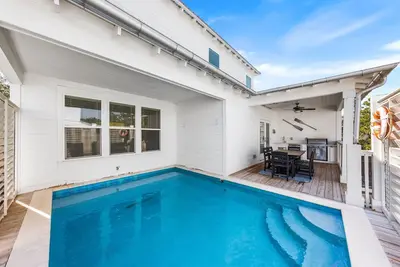 Image de Luxury Beach Retreat with Private Pool – 2 Minutes from the Gulf!