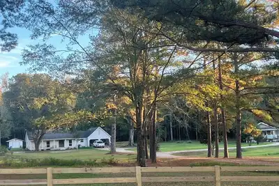 Image de \"Mini Farm\" stay, Guest Cottage, 2 Bd 1 Bath, Large Kitchen on 8 acres.