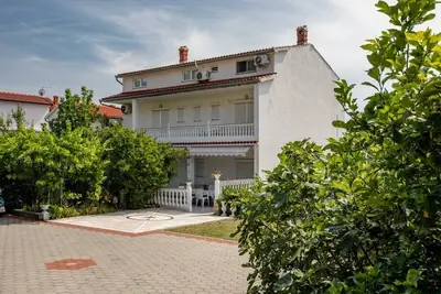 Image de Marjetka & Tina in Rab - Kvarner Region / Marjetka & Tina in Rab - Appartement für 6-9 Personen Ap1