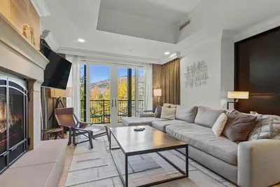 Image de Modern Ritz-Carlton Residence by InvitedHome | Ski Valet, Pool, Hot Tub, Views